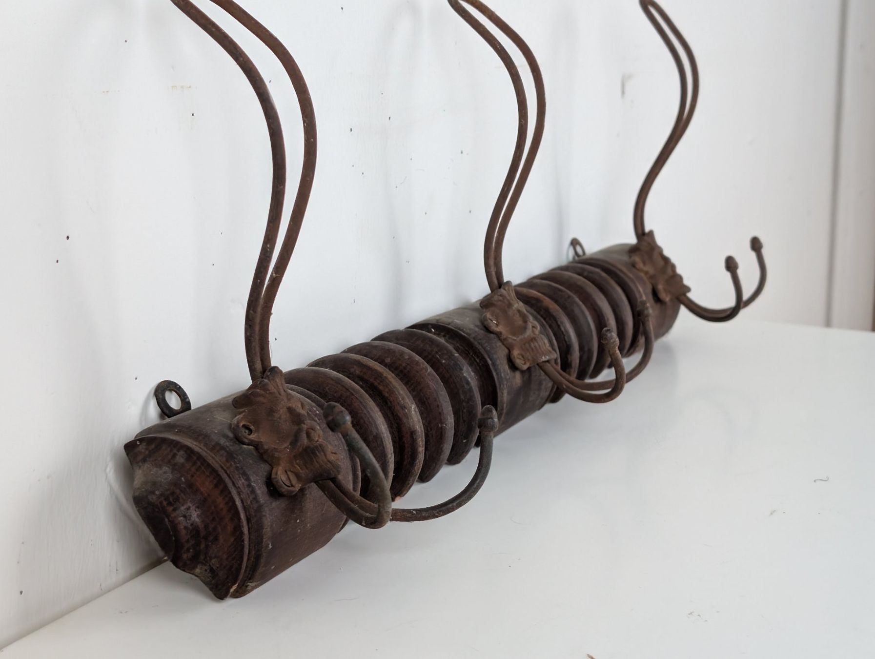 Guardaroba: Garderobenleiste mit Patina – Usato da Winterthur venduto da Hint17 4