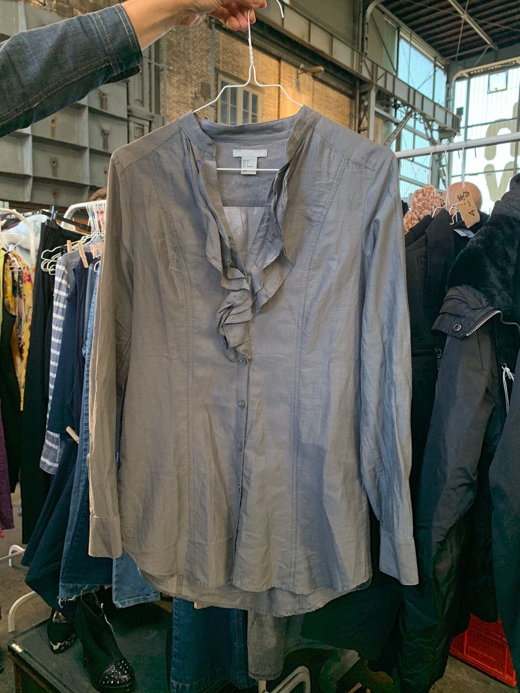 H&M Camicette: H&M Bluse, grau, Rüschen, Grösse 34, Baumwolle / Seide – Usato da St. Gallen venduto da Miousch