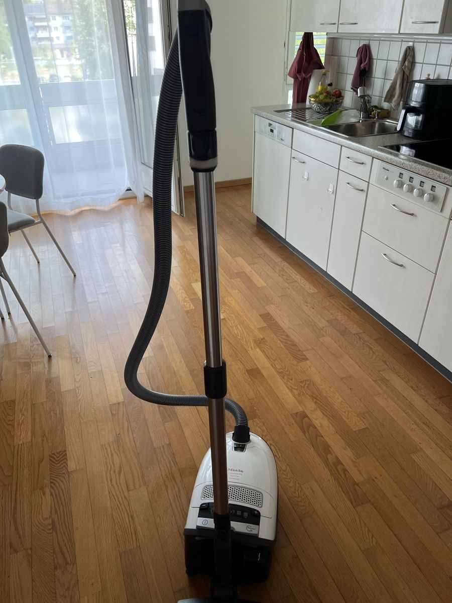 Miele Aspirapolveri & Accessori: Staubsauger – Usato da Rapperswil SG venduto da dunaway 1