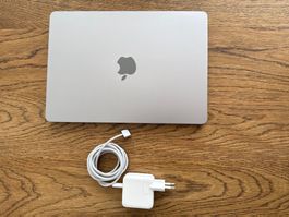 Apple MacBook Air M2 256GB Silber gebraucht