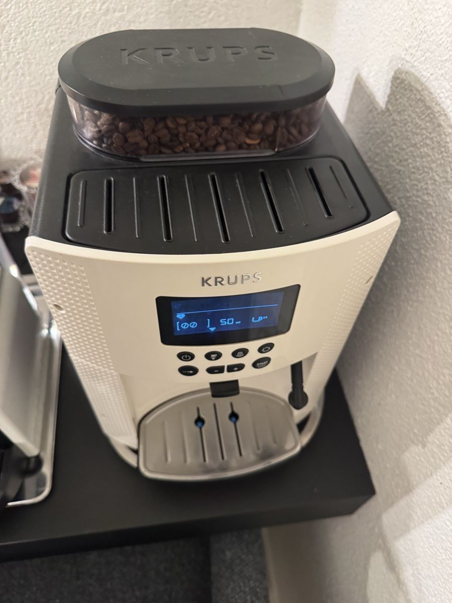Krups Macchine per caffè & Macchine per espresso: Krups Espresso Machine, Fully Automatic, White, Used – Usato da Reinach BL venduto da duf_y6fq 4