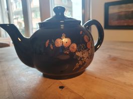 Teekanne schwarz mit Blumenmuster