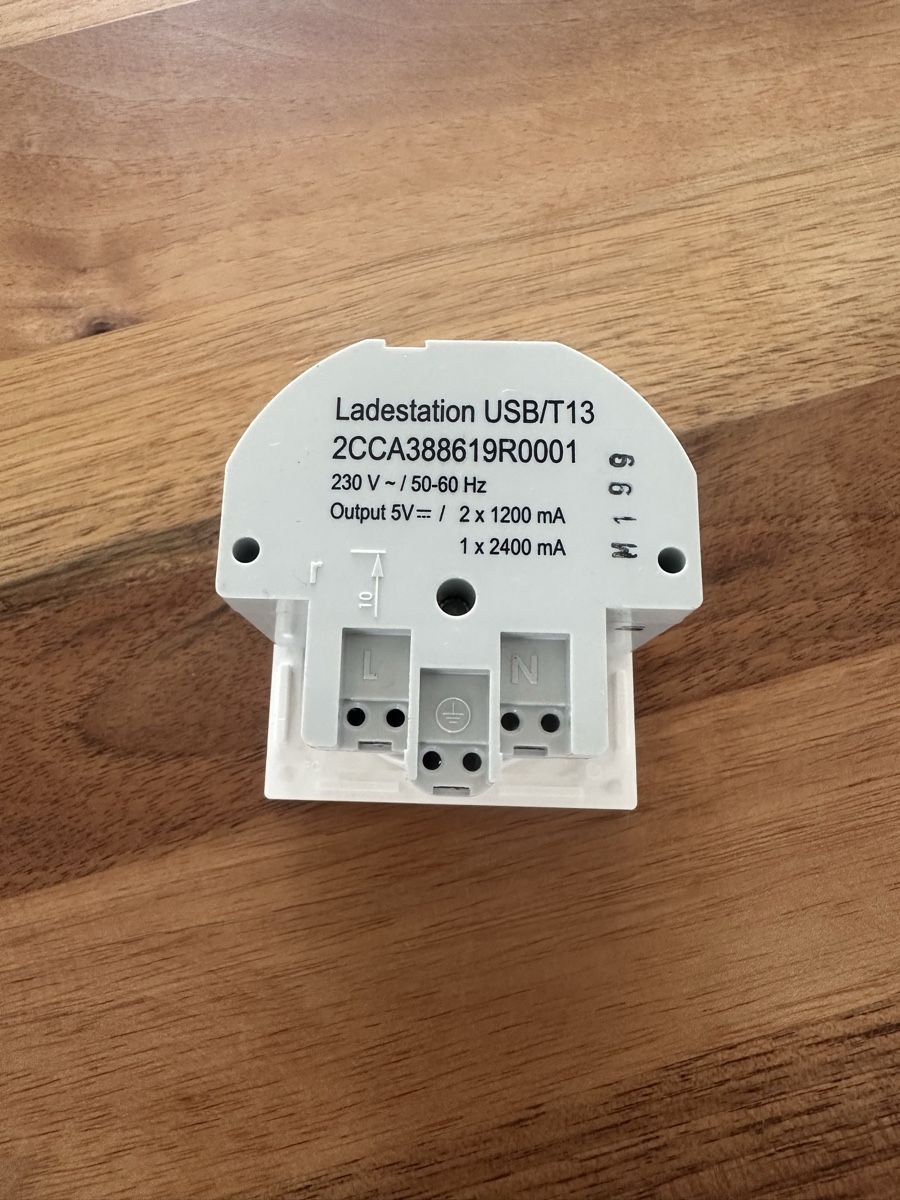 Fiches d'alim.: Steckdose mit 2 USB Anschlüssen – D'occasion à Schaffhausen par Steph8200 1