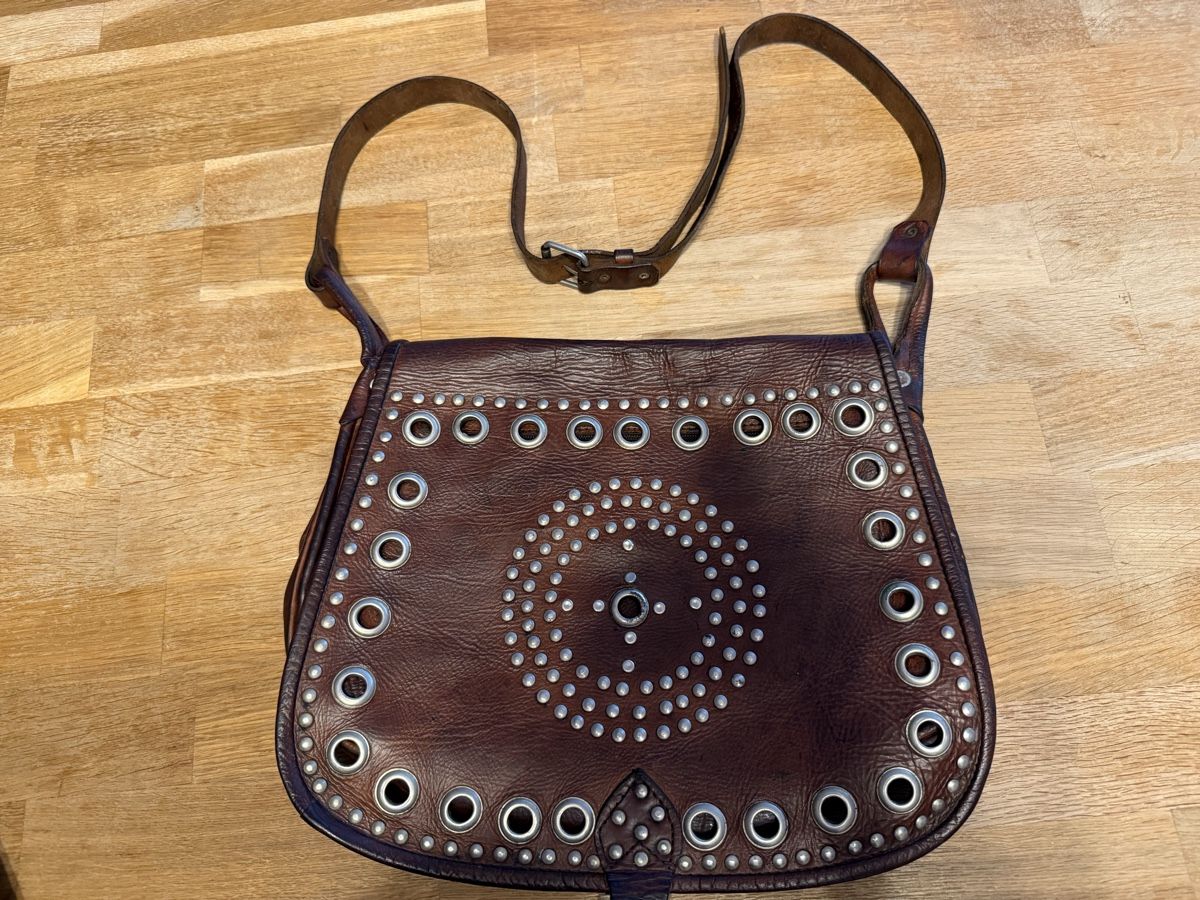 Taschen für Damen: Vintage Leder Handtasche mit Nieten – Gebraucht aus Goldach von Messerguru