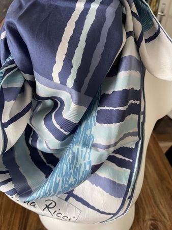 Joli Foulard vintage Nina Ricci très bon état 76 cm X 78 cm