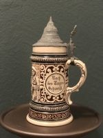 Antiker Bierkrug mit Zinndeckel mit Relievmotiv