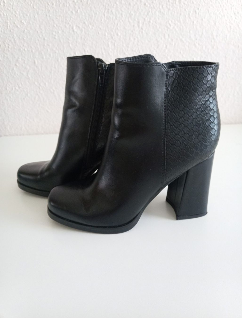 Damenschuhe: Schwarze Stiefeletten Gr. 37 mit Absatz - Herbst-Look! – Gebraucht aus Stäfa von krp54 1