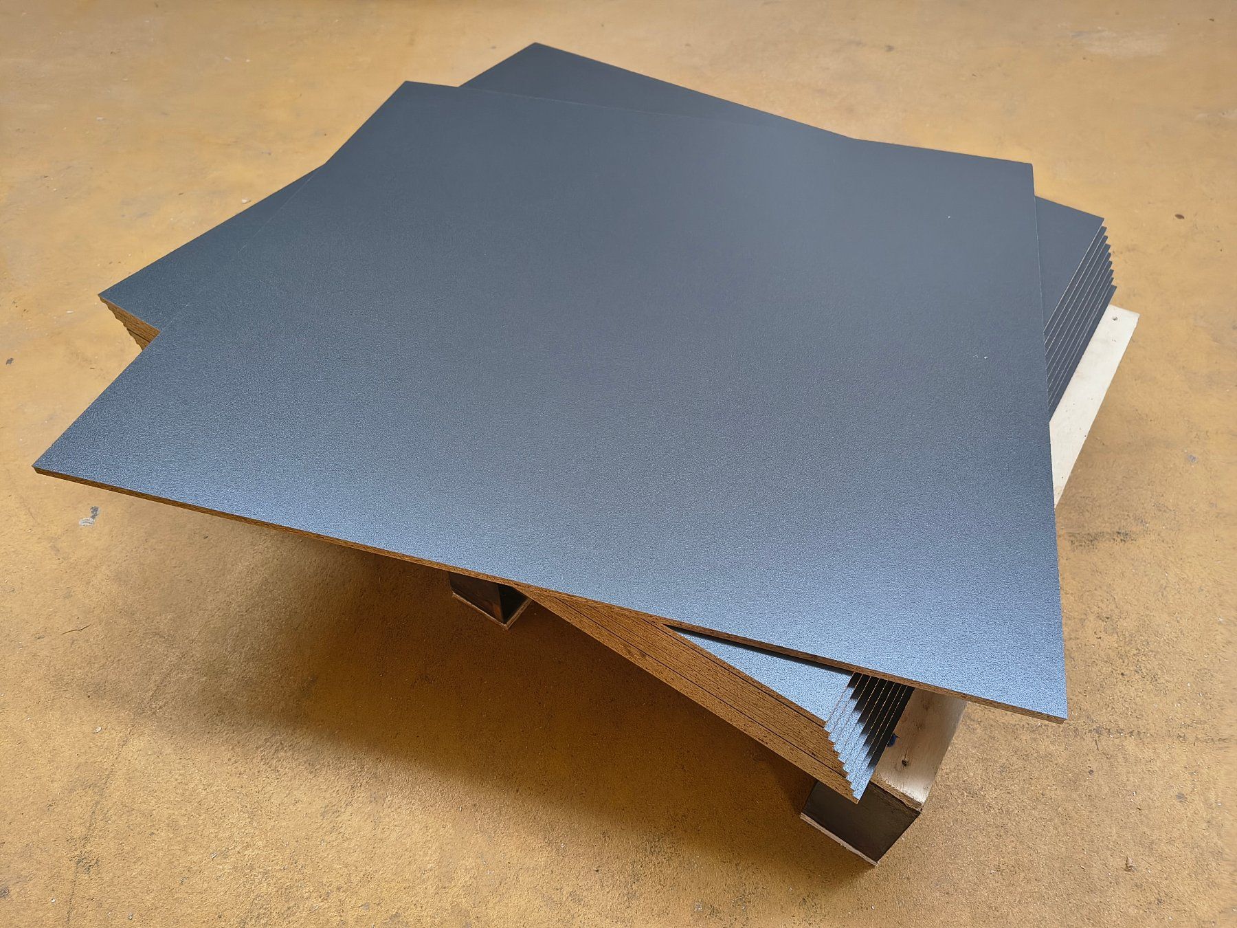 Articoli in legno: Spanplatte beschichtet anthrazit 8 mm, 73 x 64,6 cm – Usato da Gebenstorf venduto da -AMB-