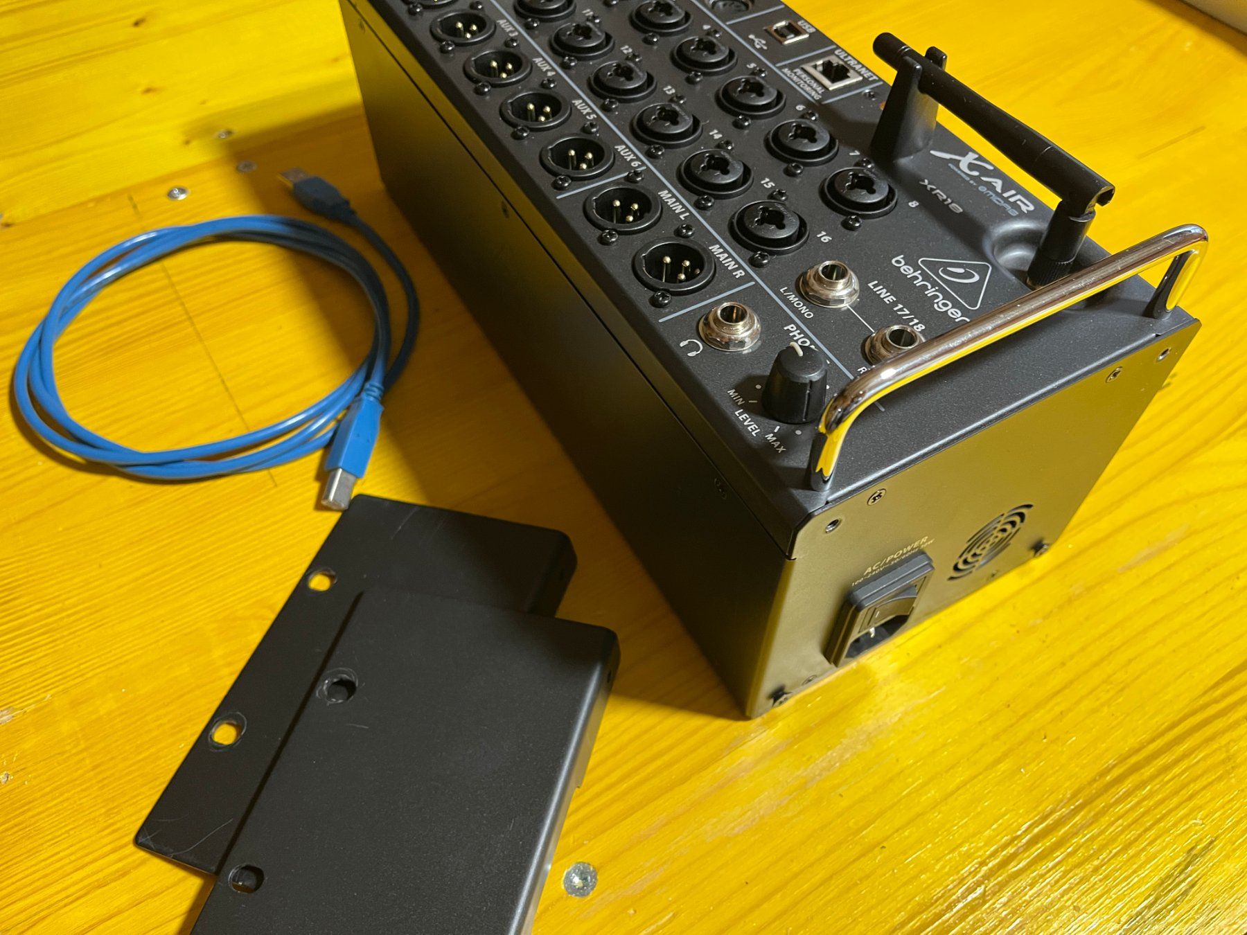 Behringer Platines de mixage: Behringer XR18 – D'occasion à Jonschwil par  1