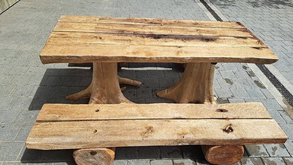 Set di tavolo e panche: Holztisch-Bankgarnitur rustikal – Usato da Häuslenen venduto da Huberforst 3