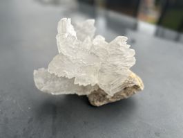 Weisser Edelstein Kristall auf Gestein