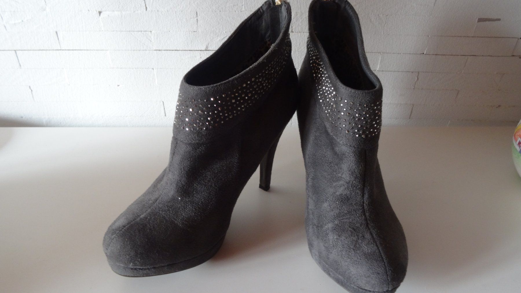 Damenschuhe: Xti Stiefeletten grau  mit Pailletten Gr. 37 – Gebraucht aus Siebnen von Gimmisun