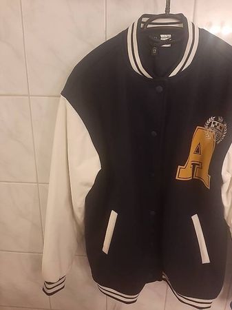 Dunkelblaue Bomberjacke mit Lederärmeln