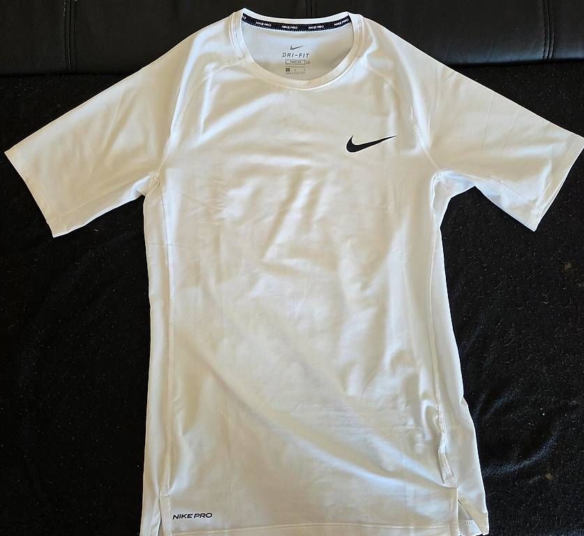 Nike T-shirt: T-shirt Nike Pro – Nuovo (secondo la descrizione) da Confignon venduto da Tibinhosfc