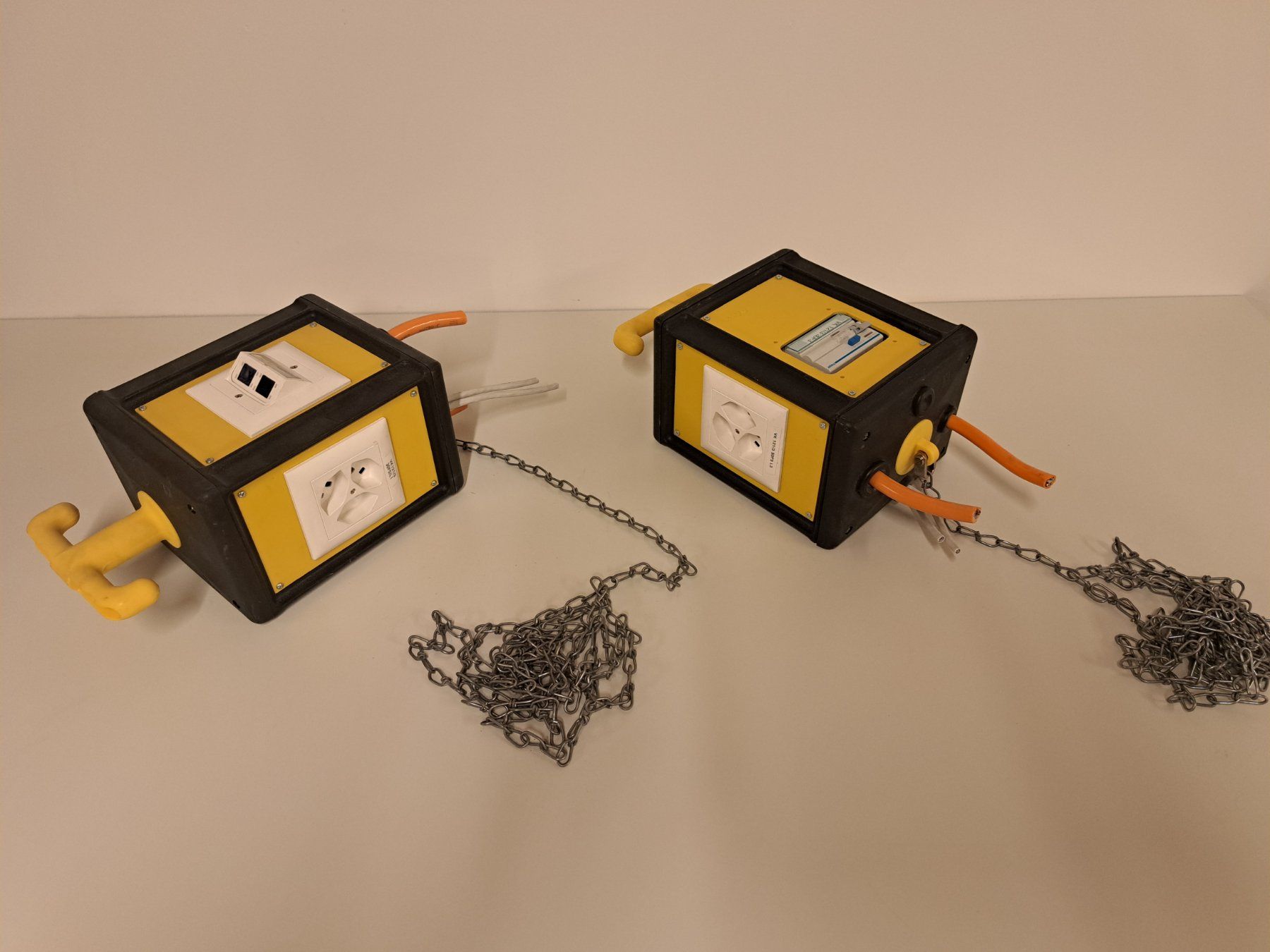 Alimentation électrique: 2x Stromverteiler Hängebox Strombox Steckerbox – D'occasion à Belp par deal-now