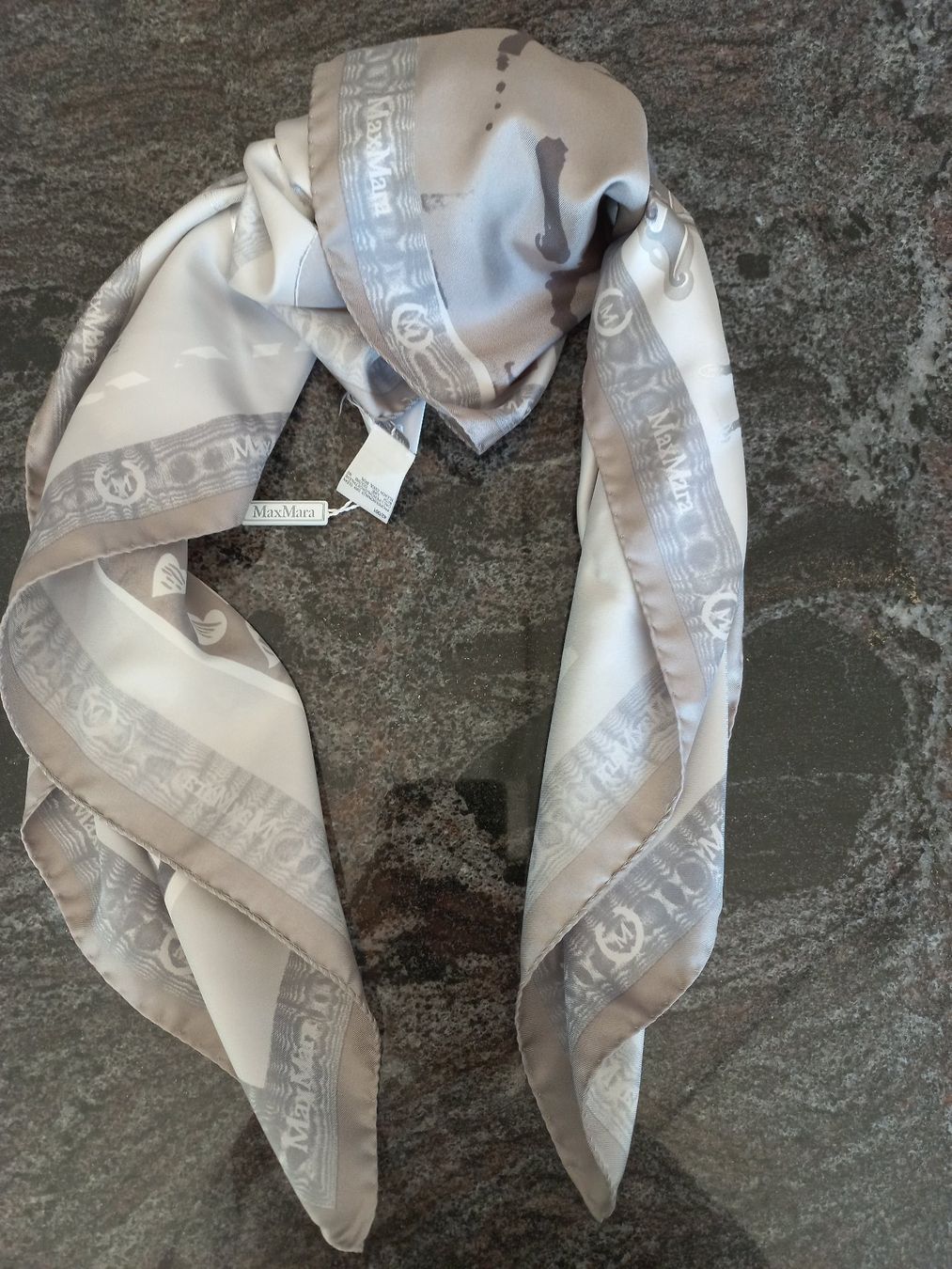 Max Mara Foulard & Sciarpe: Max Mara Seidentuch silbergrau Millenium 2000 – Nuovo (secondo la descrizione) da Kaufdorf venduto da hunterk 1