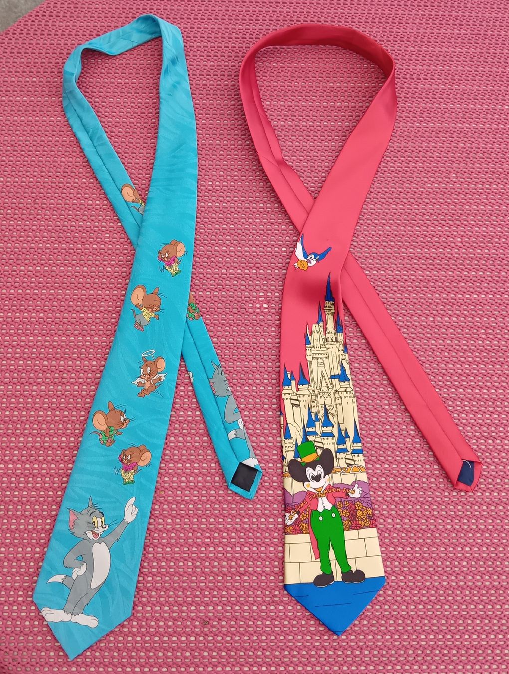 Disney Cravatte: Zwei Krawatten: Tom & Jerry Disney Schloss – Usato da Möriken AG venduto da S.E.J.J. 2