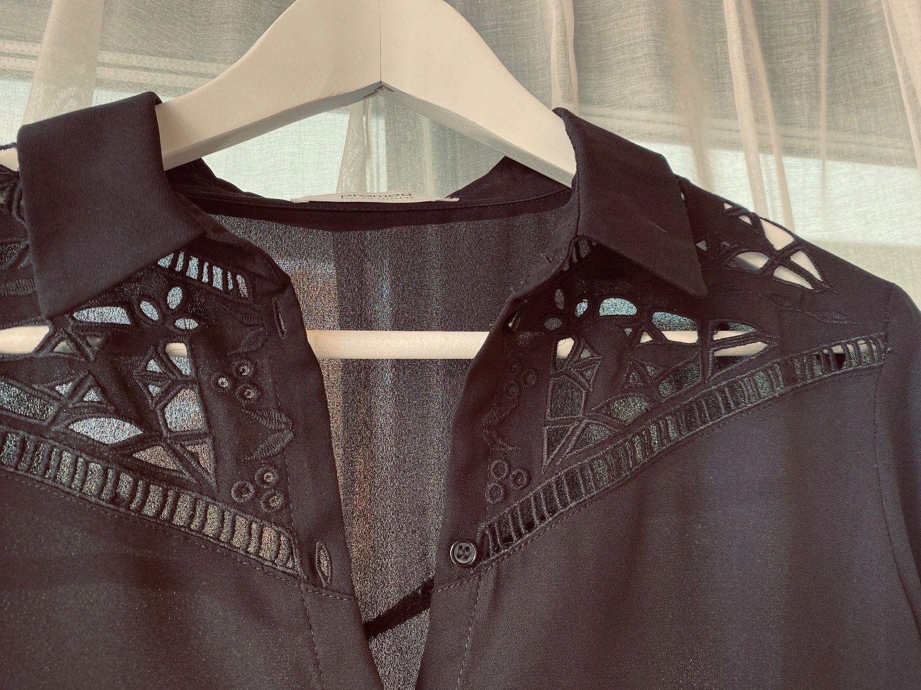 Promod Camicette: schwarze Bluse mit Cut Out Muster – Usato da Seewen SO venduto da HappyHappyHappy 2