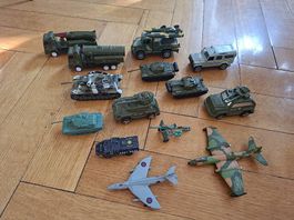 Lot de petits soldats en plastiques et véhicules militaires