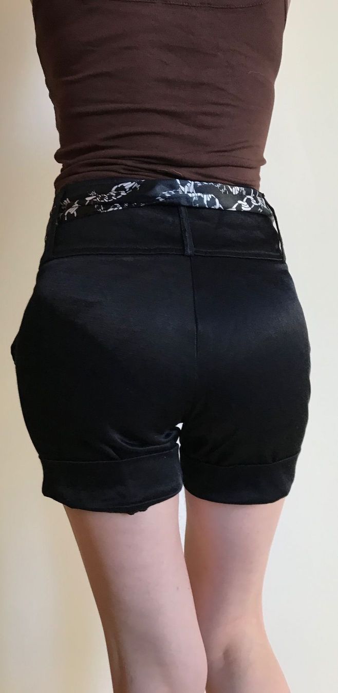 Pantaloni: Shorts Gr.34 – Usato da Stäfa venduto da Exclusive0 1