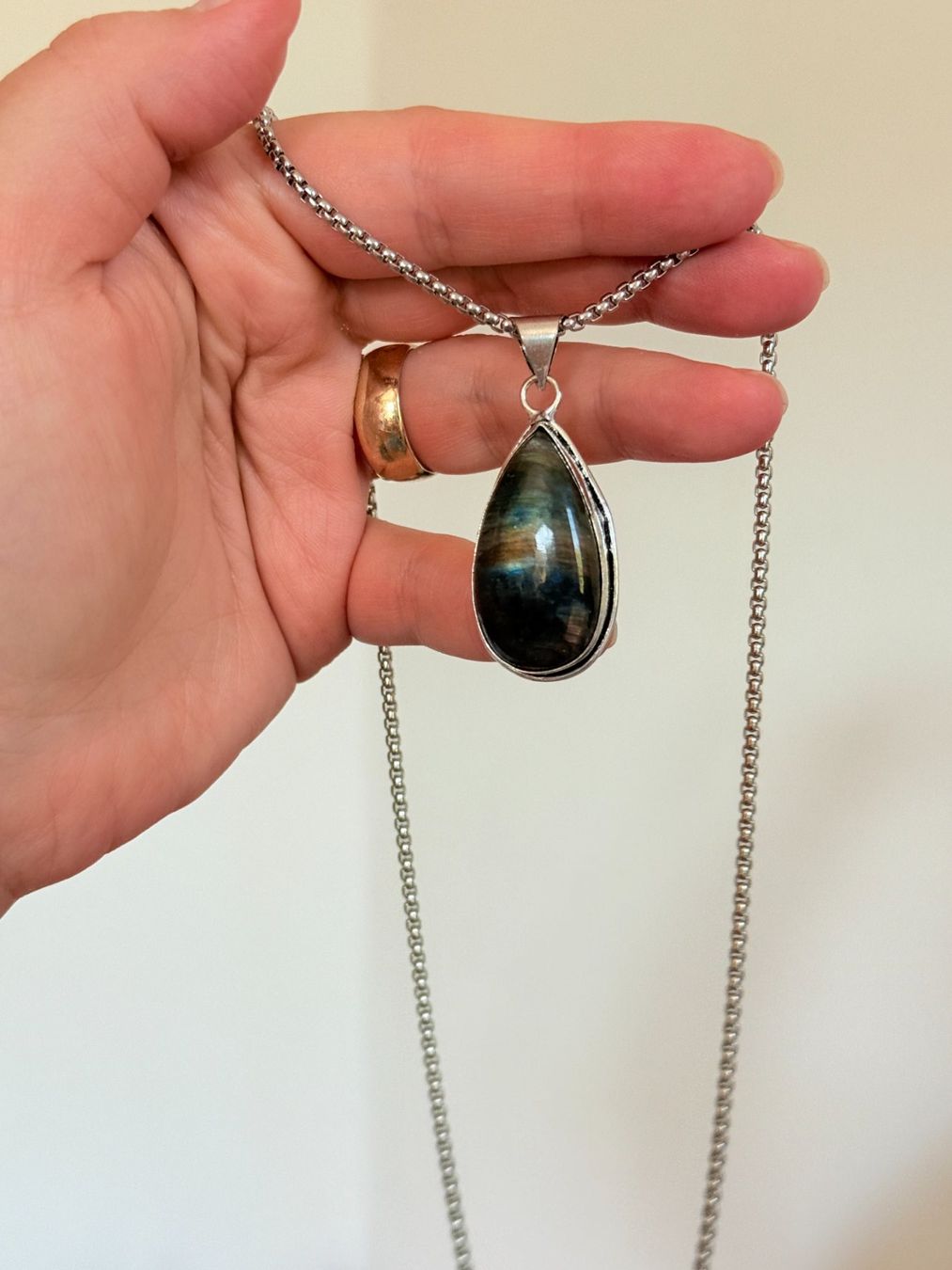Ketten: Labradorite necklace – Neu und originalverpackt aus Genève von AGBERG 1