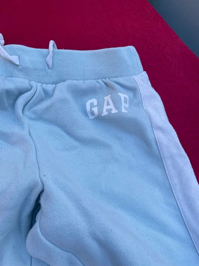 Gap Hosen: Mädchen Trainerhose GAP hellblau 140 – Gebraucht aus Bergdietikon von antovale 1