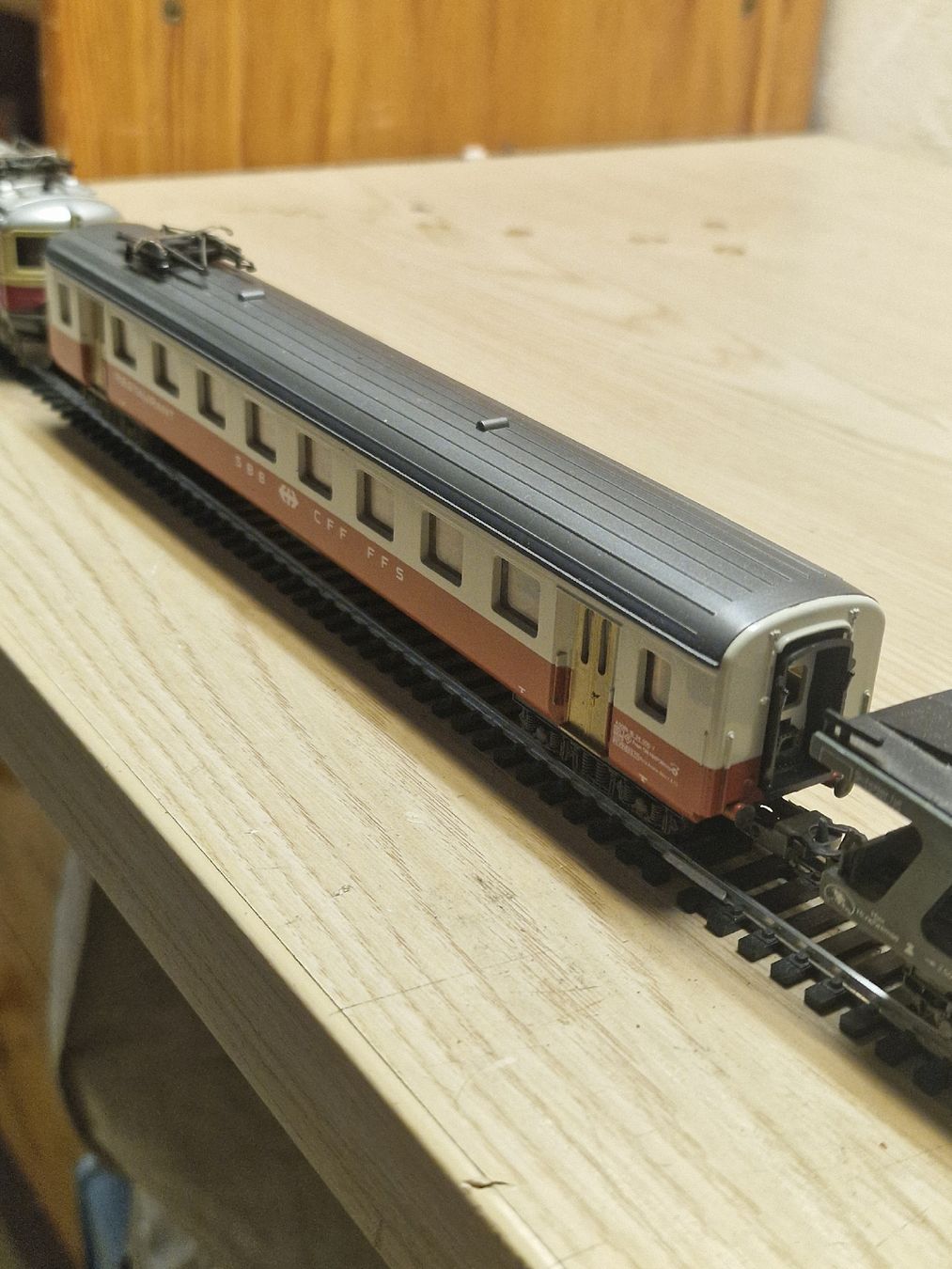Lima Modellini di ferrovie: Lokomotive Lima mit zwei wagons  – Usato da Herzogenbuchsee venduto da ioa_zcm6 5
