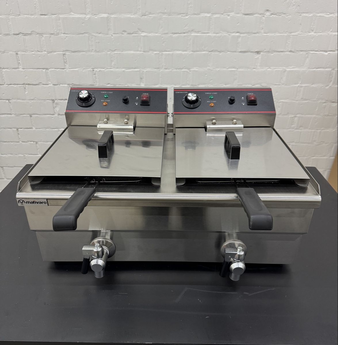 Küchengeräte: Elektro Doppelfritteuse - 10+10 Liter - 3+3 KW - Mit Ablassh – Neu und originalverpackt aus Zuchwil von mafivarotrading