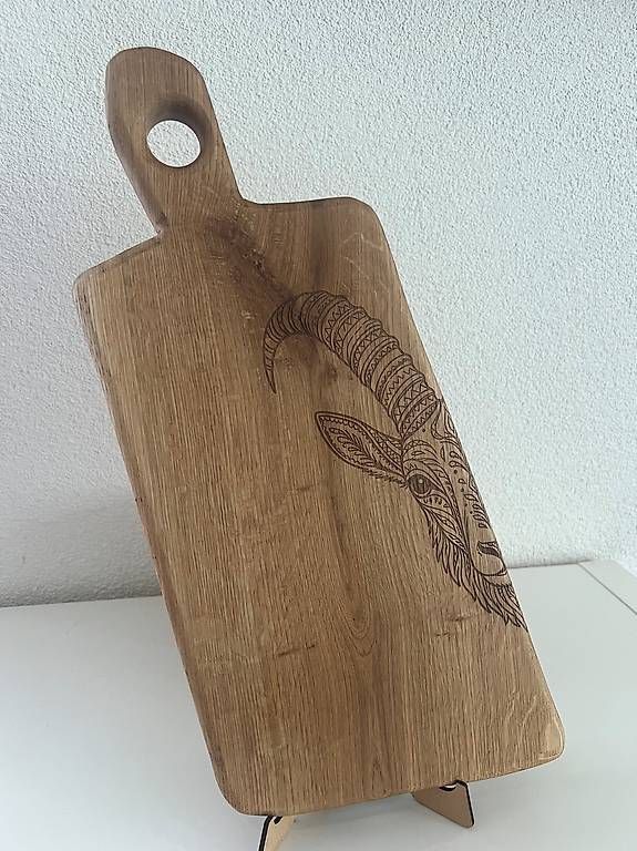 Articoli in legno: Servierbrett aus Eichenholz mit Steinbock Gravur – Nuovo e nell'imballaggio originale da Hinterforst venduto da TimberArt