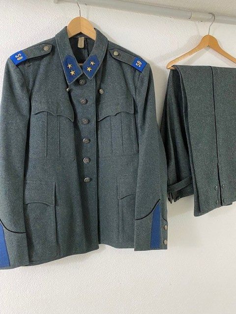 Schweizer Armee Uniformen: UNIFORM  CH ARMEE – Gebraucht aus Chur von