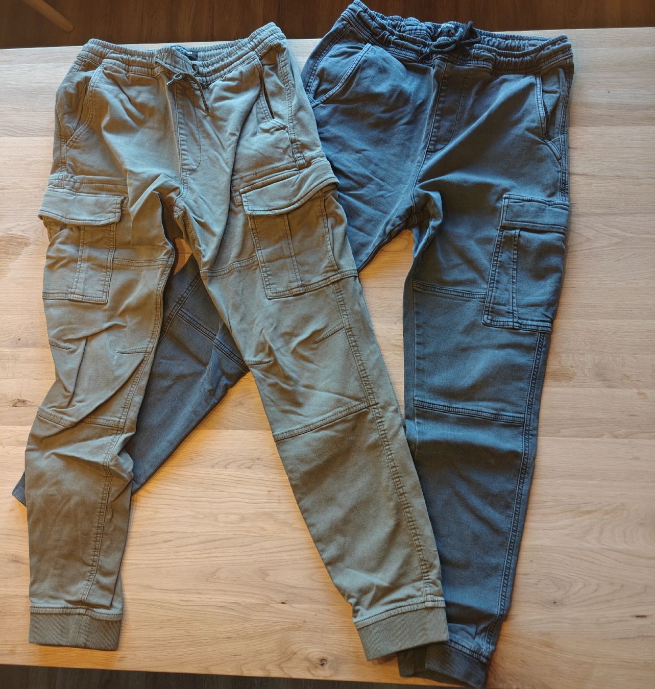 Pantaloni: Zwei Cargo Hosen – Usato da Forst venduto da Ramonnoel