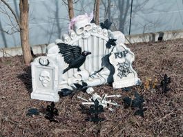 EUROPALMS Halloween-Skelett mit Grabstein