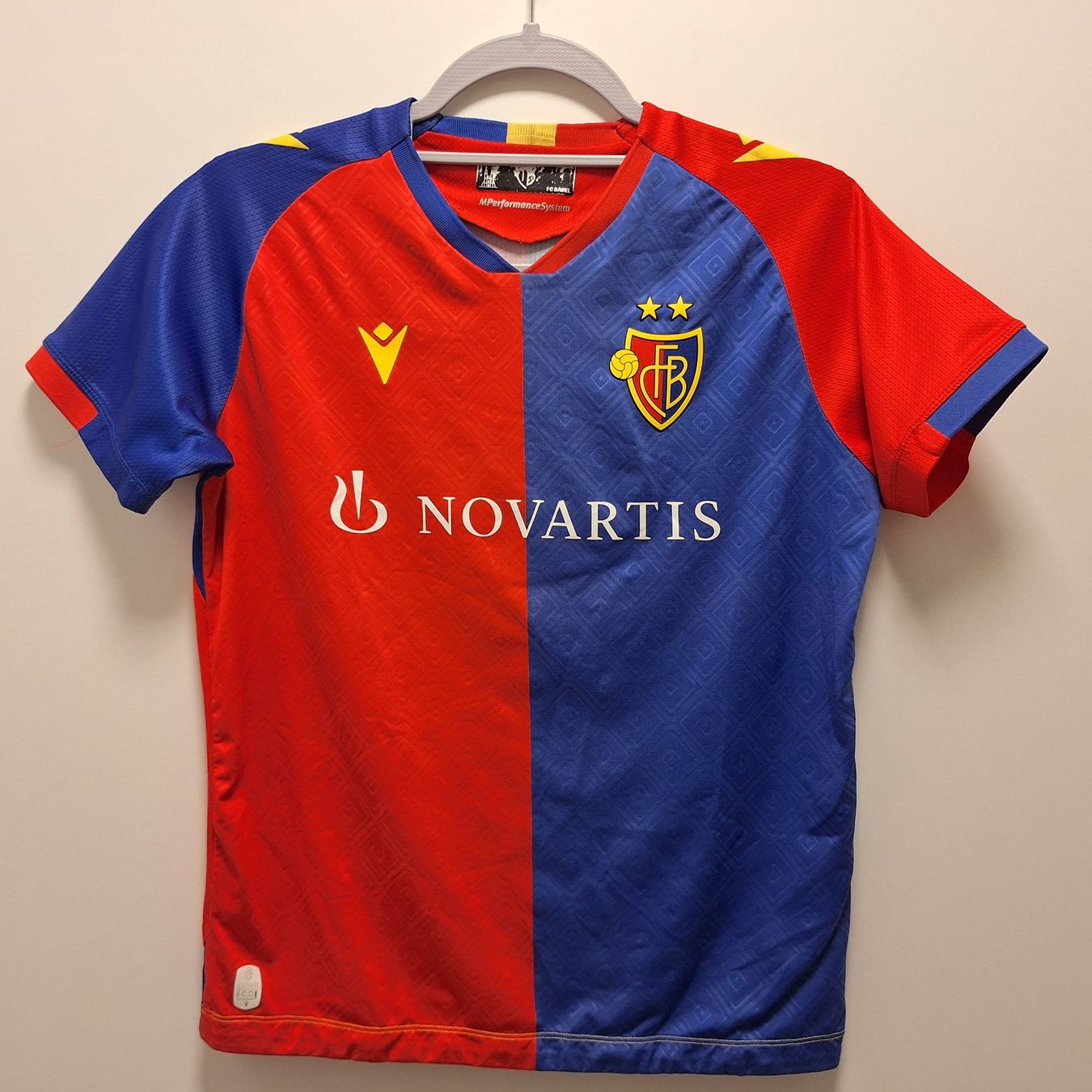 Leibchen & Hosen: Macron Fc Basel Brunner 6 XS oder XL Kind – Gebraucht aus Bellinzona von LA-ropa-de-Juan