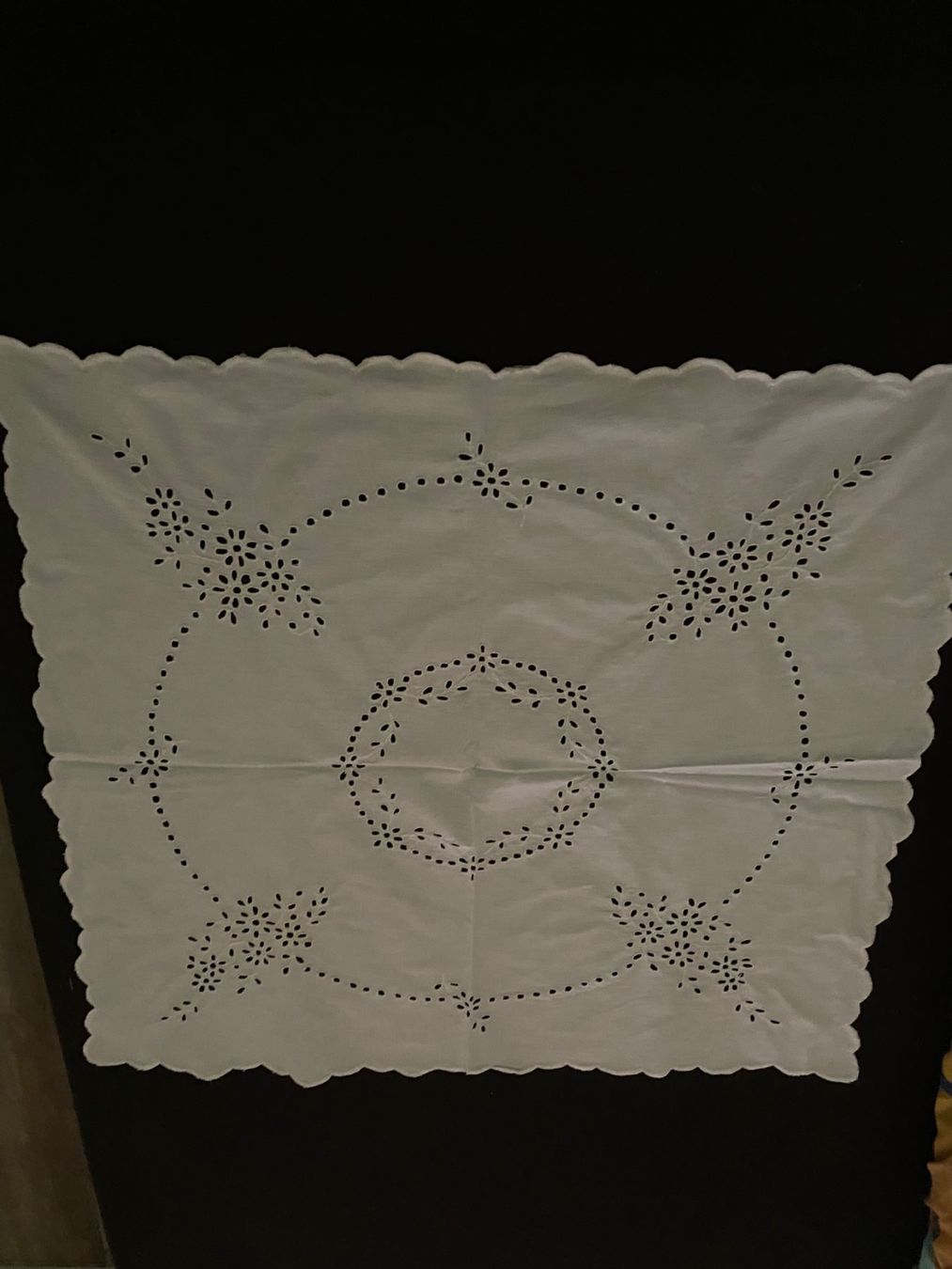 Sonstige Tischwäsche: Deckchen/Mitteldecke weiss   ca.73x66cm – Gebraucht aus Allenwinden von Obalu