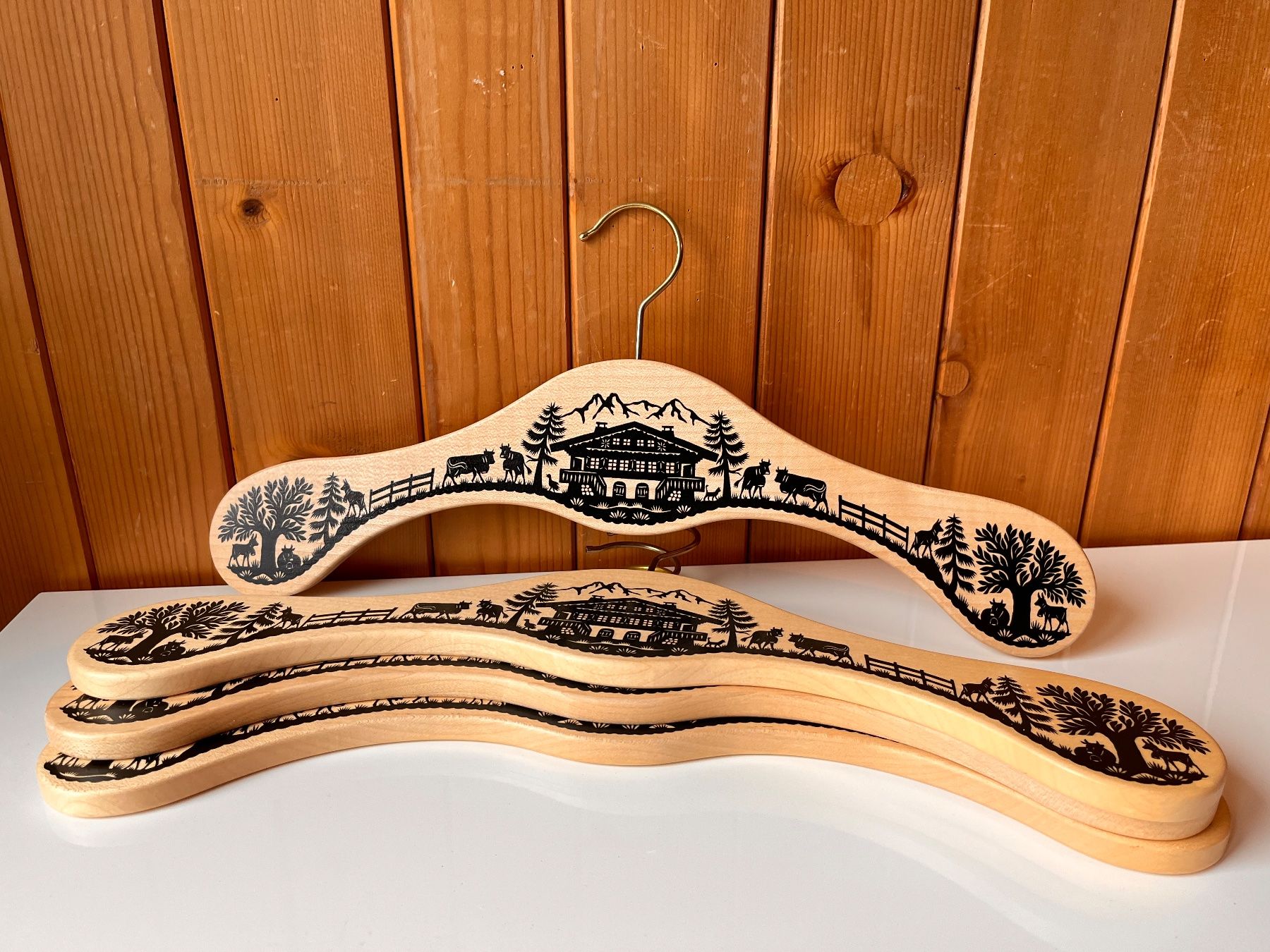 Appendiabiti: Kleiderbügel Holz mit Scherenschnittmotiv – Usato da Saanen venduto da Tricha02 2