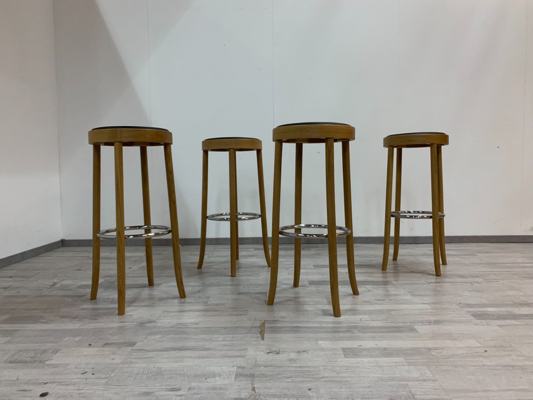 Horgen Glarus Sgabelli: Horgenglarus Barhocker select 11-373 – Nuovo (secondo la descrizione) da Zürich venduto da ZuercherBrockenhaus