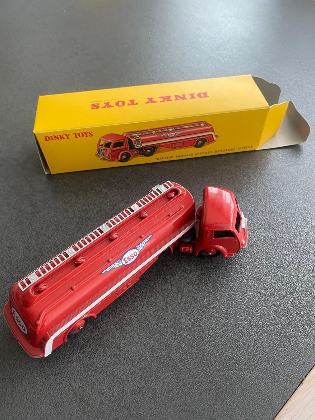 2335810. DINKY TOYS No. 32c, Säiliöauto Panhard ESSO-säiliöllä. kuvat