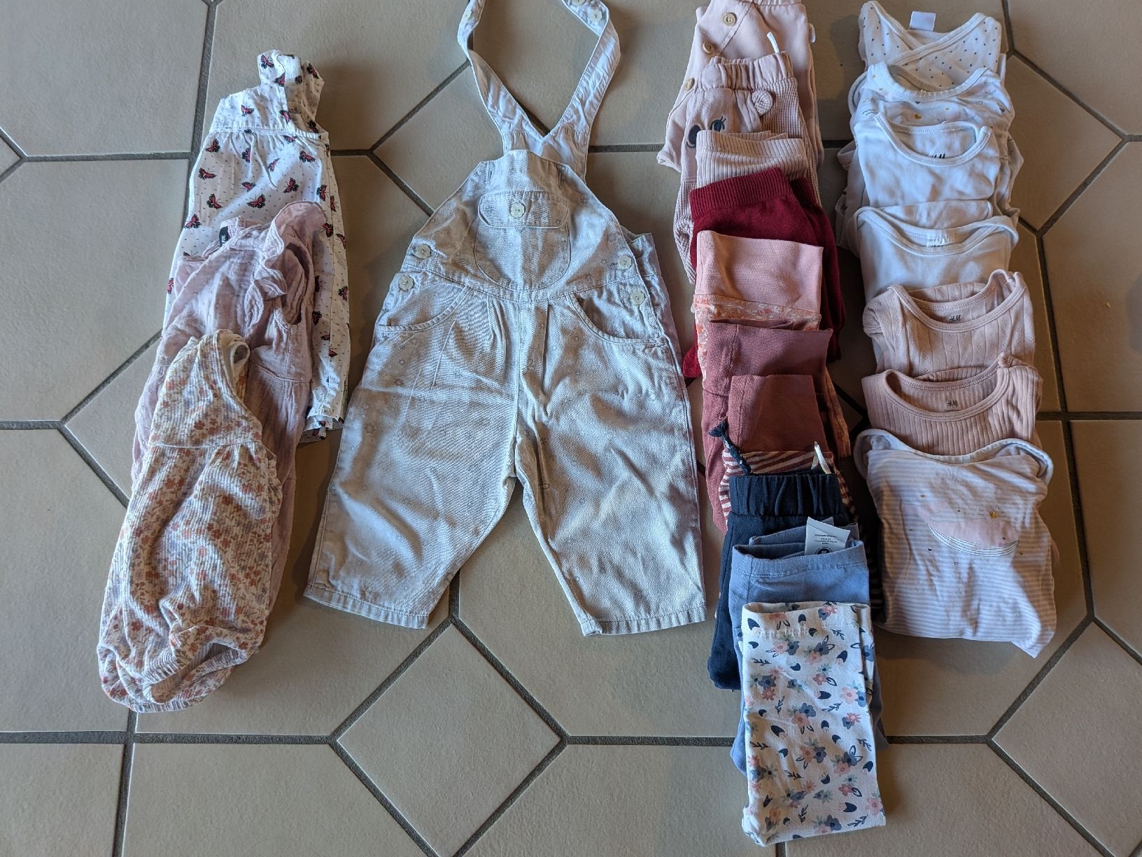 Lotti & Set di vestiti: Baby-Kleiderpaket Mädchen, Grösse 74/80 – Usato da Riken AG venduto da Roso87