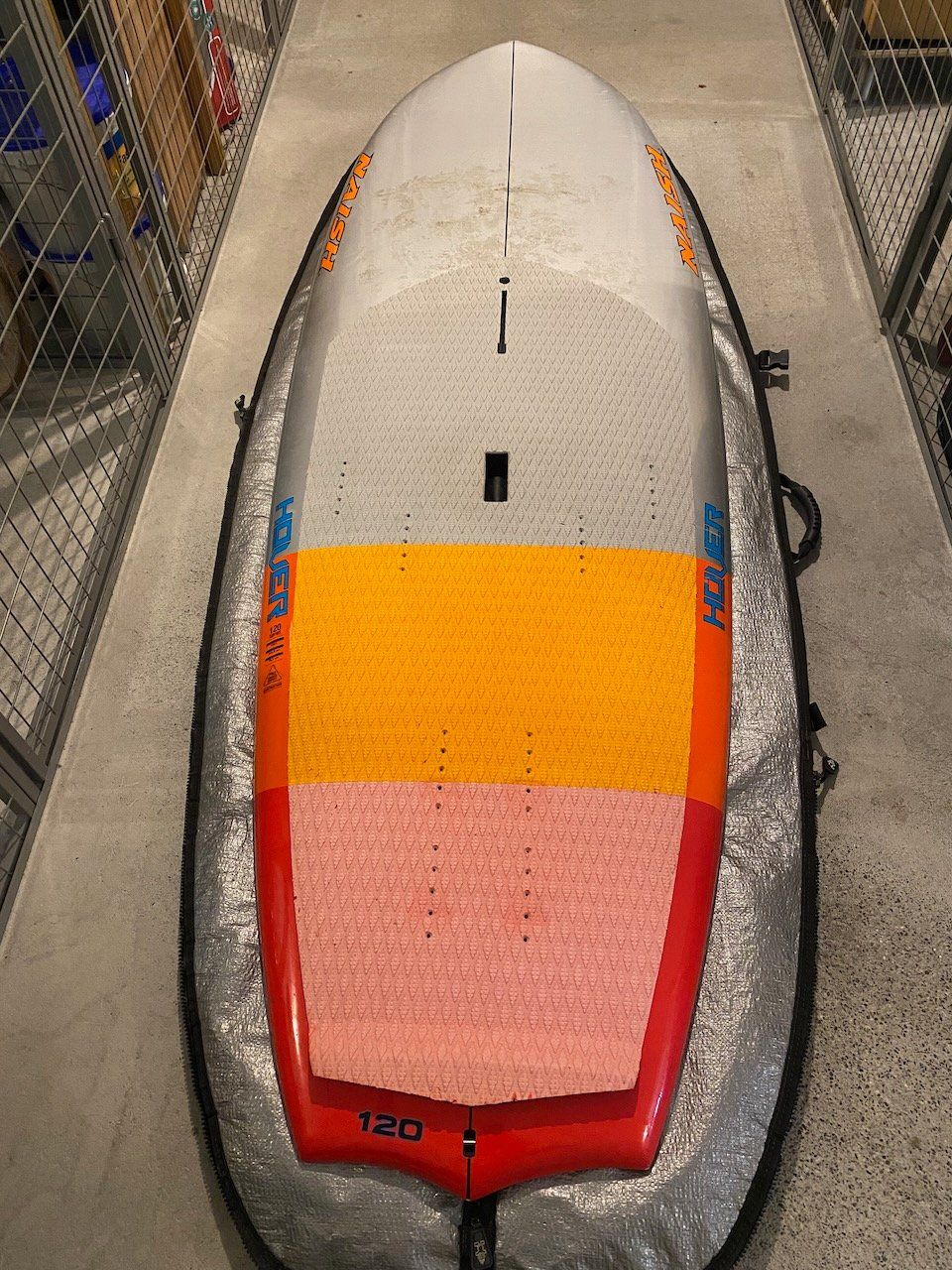 Naish Tavole da surf e di nuoto: Naish Hover Crossover Surfboard 120 inkl. Foil Jet 1650 – Usato da Davos Dorf venduto da feelthebiit