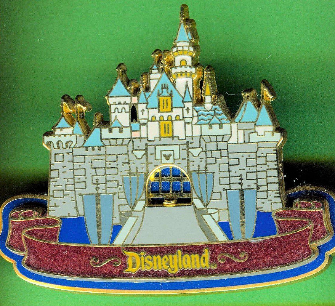 Disney Placchette & Badge: DISNEY  Disneyland  SCHLOSS – Usato da Winterthur venduto da Sammleroase