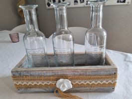 Tisch Deko Holz und Flaschen