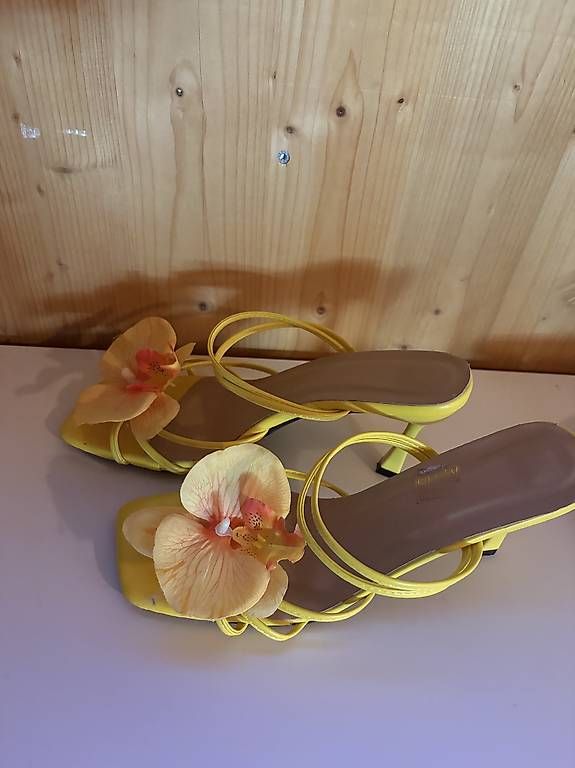 Scarpe da donna: High Heels mit Blume – Usato da Hellikon venduto da ind_m7n8 1