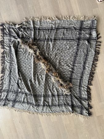GUCCI Schal / Stola mit  Pelz  1.20mx1.20m kaschmir