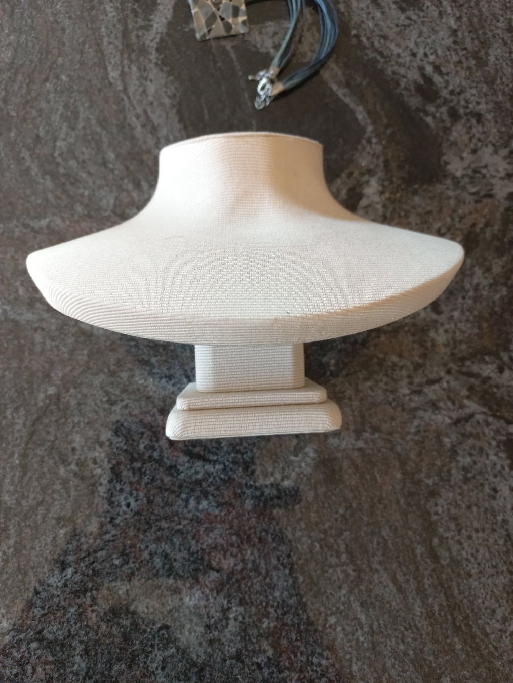 Schmuckkästen: Schmuckständer Halskettenständer beige Stoffoptik – Gebraucht aus Kaufdorf von EdelmannPaPrintGmbH 1
