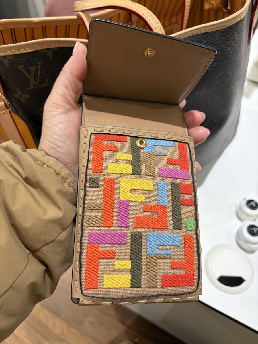 Apple Cover & Protezioni schermo: Fendi Phone Case - Beige Leather, Excellent Condition! – Usato da Zürich venduto da Sonikasantos 1