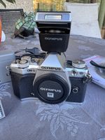 Olympus OM-D E-M5 Mark II Mirrorless Camera with Flash