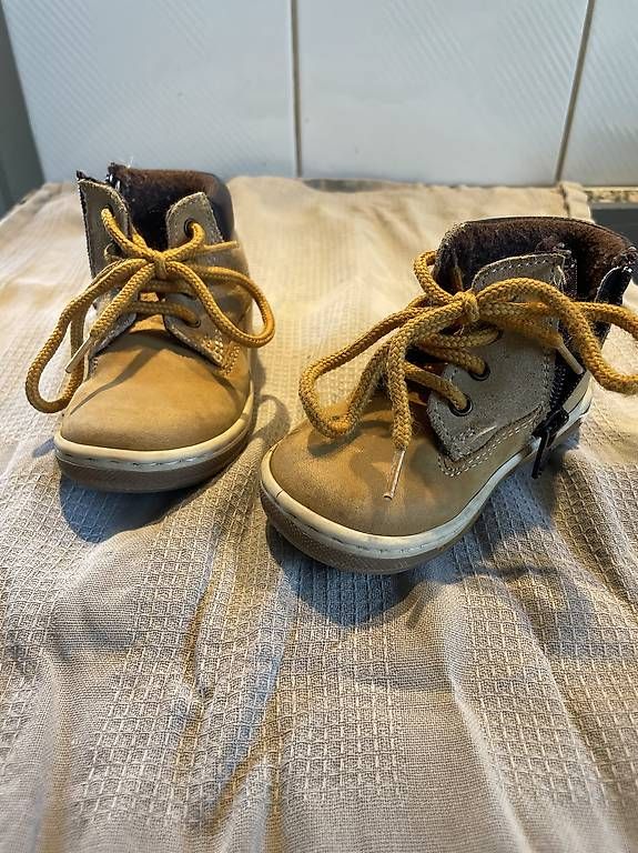 Scarpe per ragazzi: Warme Schuhe Grösse 21 – Usato da Murten venduto da ka_koen