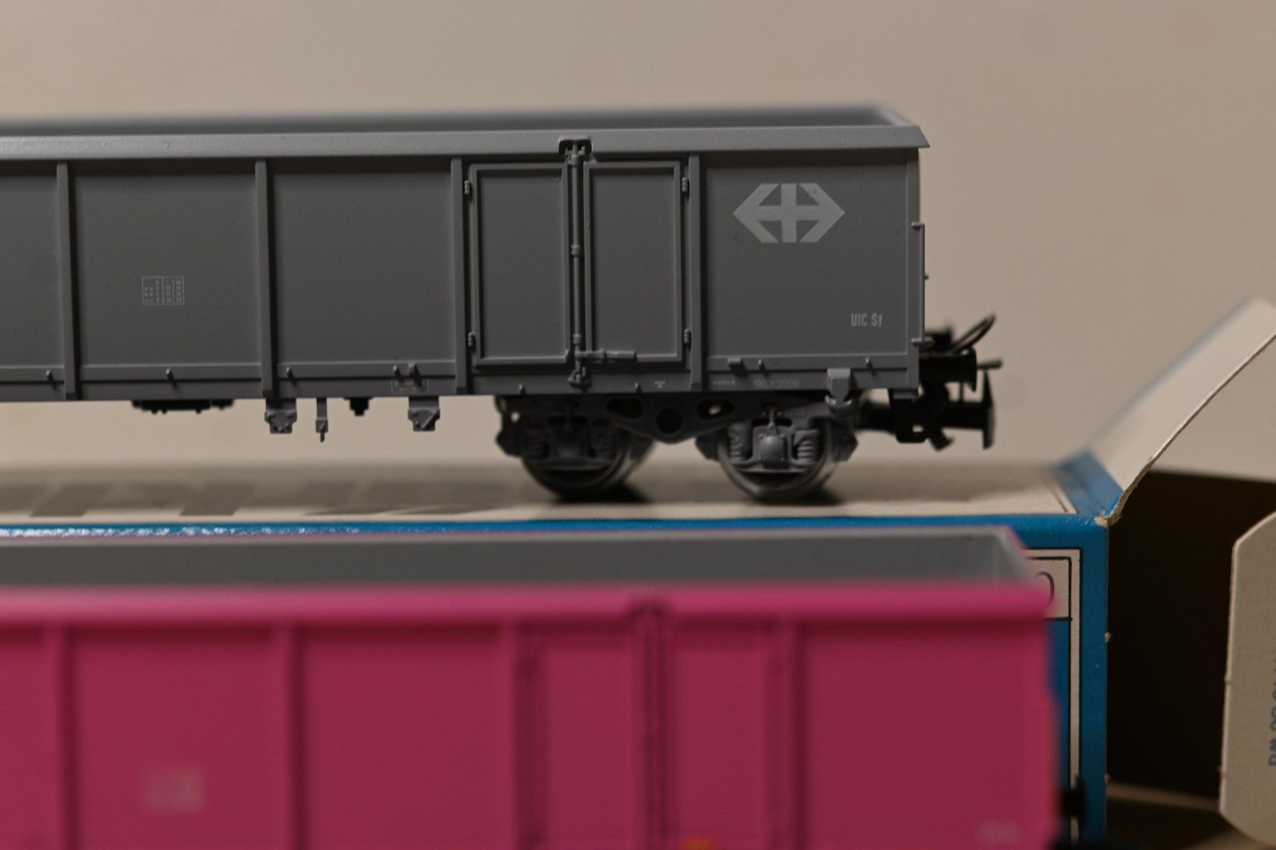 Märklin Modellini di ferrovie: Marklin H0/AC  2 Eaos  SBB Grau/Pink mit OVP – Usato da Laupen ZH venduto da Zmoewe 3