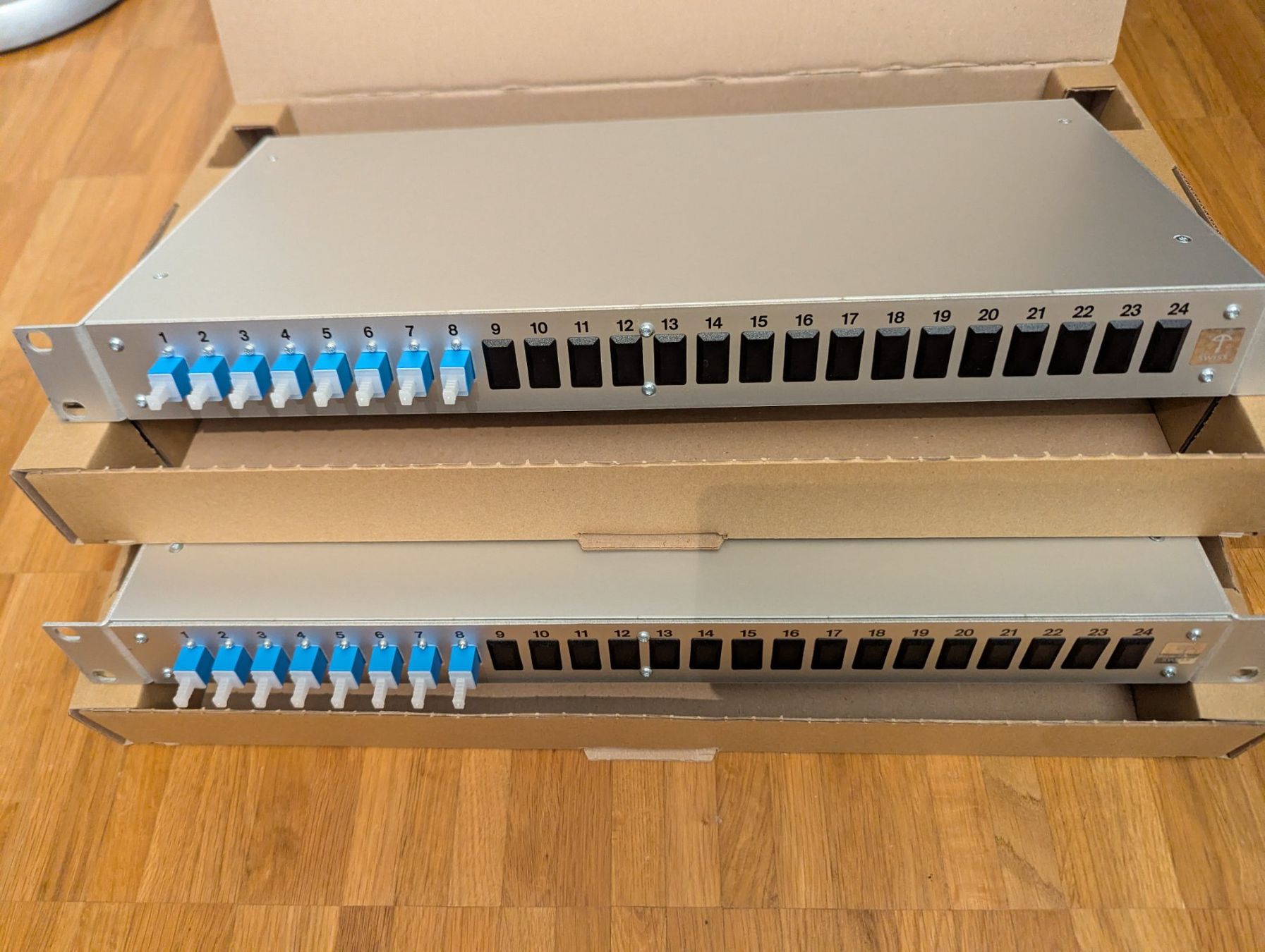 Cavi: 110 m Glasfaser SM 8× SC inkl. 2× 19" Patchpanel NEU – Nuovo e nell'imballaggio originale da Widen venduto da Schotti_85 1