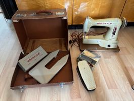 Helvetia (Luzern) "Portable" Nähmaschine, mit viel Zubehör